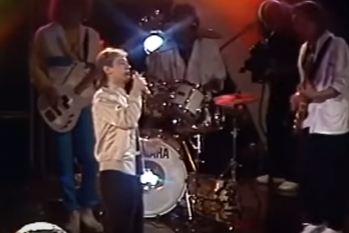 В 1980-х песни этой легенды наизусть знала вся нация, а сейчас он никому не нужен Кадр из клипа (18+)