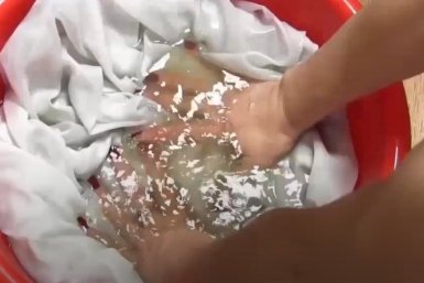 Умные хозяйки не стирают тюль, а кладут в тазик - чистый как при покупке, еще и гладкий скриншот видео с дзен-канала &quotМарина Жукова, Домохозяйка, Эксперт, Блогери&quot (12+)