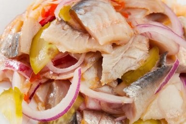 Не только &quotпод шубой&quot: селедка по-французски с луком и огурцами - вкуснее, чем в ресторане ИИ GigaChat (18+)