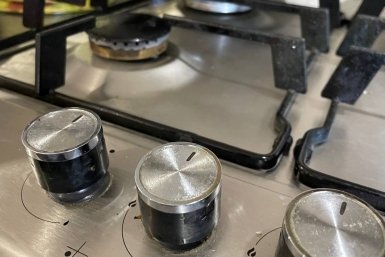 Ручки от плиты отмываю влегкую: замачиваю в этом растворе - жир сам сползает, даже тереть не надо ИА SevastopolMedia.ru