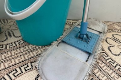 Лью в ведро 200 г - пол чистый до неприличия неделю: для ламината, линолеума, плитки ИА SevastopolMedia