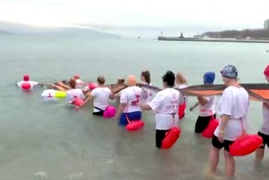 Массовый заплыв с 12-метровой георгиевской лентой засняли в Новороссийске t.me/kravchenko_glava_nvrsk