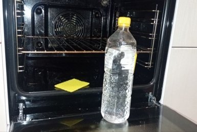 Весь жир с духовки сползает сам за 20 минут: лайфхак со скребком и фольгой, который работает ИА SevastopolMedia