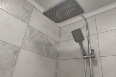 1 бутылек - и швы между плитками светлеют на глазах: ни известкового налета, ни черной плесени ИА SevastopolMedia.ru