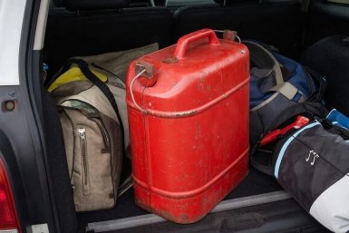 С этого месяца за канистру с бензином штрафуют на 30 тысяч: ГАИ не простит ошибку ИИ Kandinsky (18+)