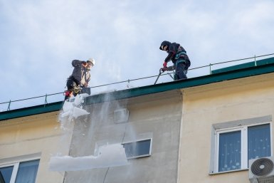 Мокрый снег весит как бетон: как не дать крыше рухнуть под метровым слоем