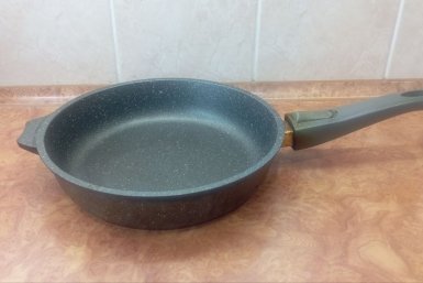 Беру кальцинированную соду - и сковорода сияет как новая: метод &quotдва стакана&quot убирает даже 5-летний нагар фото автора