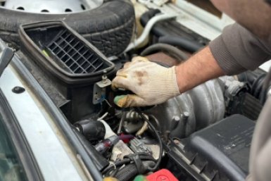 Какую клемму нужно снять первой с аккумулятора, чтобы не "убить" всю электронику в авто