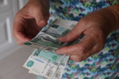 Лишат всех льгот: важное предупреждение для пенсионеров с деньгами на карте