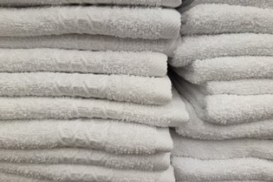 Хозяйки, сохраняйте: 2 ложки в таз – и замызганные полотенца белее белого – ни грязи, ни жира