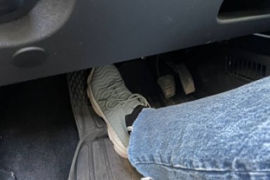 Выжимать сцепление при запуске: почему эта простая привычка может спасти ваш двигатель - или нет?