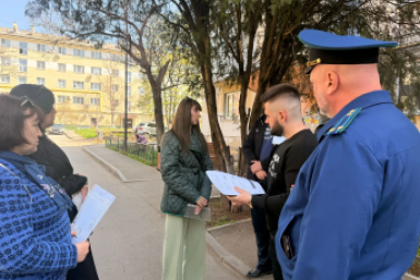 В Симферополе жильцы многоэтажки жалуются на нашествие тараканов и голубей