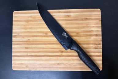 Втираю половину лимона — и деревянная доска чистая: без запаха и бактерий