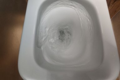 Намазала пасту с солью на унитаз — от белизны глаза режет: ни желтого налёта, ни запаха
