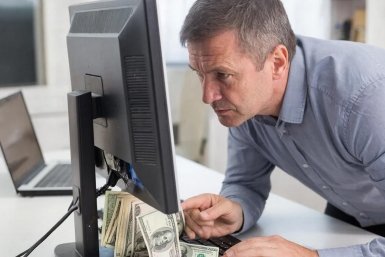 Крымчанин потерял 1,5 млн рублей, заинтересовавшись сообщением от незнакомки