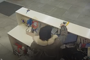 В Севастополе за воровство товаров задержали сотрудницу пункта выдачи заказов