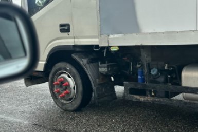 Для чего нужны такие шипы на колёсах у полуприцепов: вы точно не догадывались