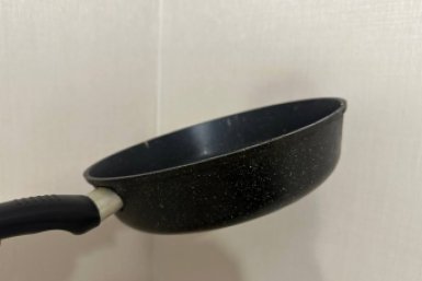 Не сода и не горчица: этот порошок растворяет нагар на сковороде до чистого металла за один подход