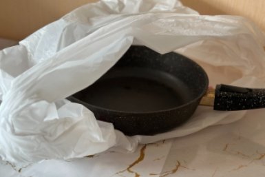 Пакую сковороду в пакет, и нагар легко отлетает ошметками - красуюсь в отражении