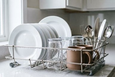 Губки для посуды заменила этой вещицей — не воняет и моет в 100 раз лучше: есть в каждом доме