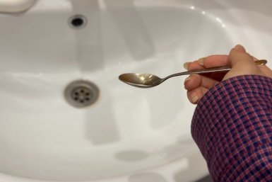 Смешиваю соду и уксус — и вода уходит за 1 минуту: 5 способов устранить засор