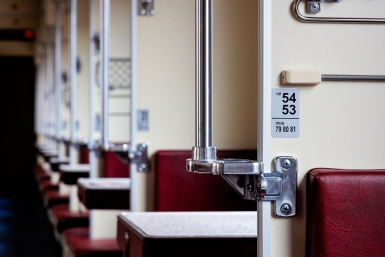 Восемь поездов задерживаются на пути в Крым и обратно