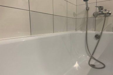 Взяла дешёвую свечу — и решила 3 проблемы в ванной: гениальный лайфхак, о котором все молчат