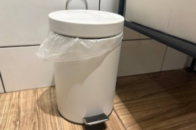 Кладу на дно — и мусорное ведро перестало быть головной болью: запаха нет неделями