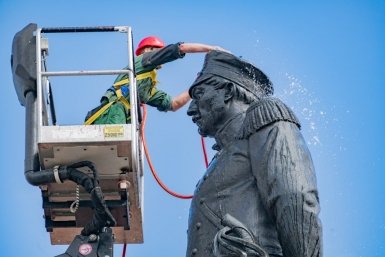 В Севастополе перед 9 мая очищают памятники от пыли и грязи