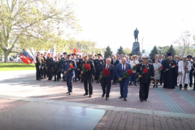 В Севастополе 9 мая начали с возложения цветов к Вечному огню
