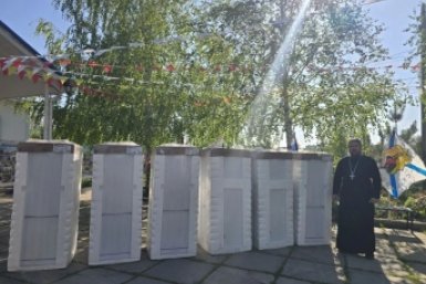 В Саках на средства прихожан приобрели и передали военным холодильники