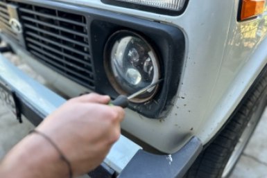 Не зубная паста и не полировка: намажьте фары этим перед поездкой на дачу - грязь и насекомые будут отлетать