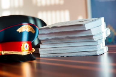 За окурок из окна грозит до двух лет тюрьмы — адвокат о последствиях