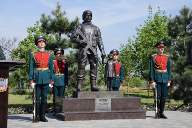 Памятник &quotВо имя жизни&quot установили в Ростове-на-Дону &quotВоенный вестник Юга России&quot (12+), Филипп Харченко