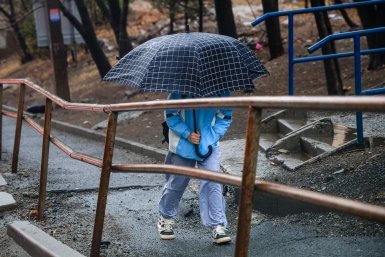 Штормовое предупреждение снова объявили в Крыму