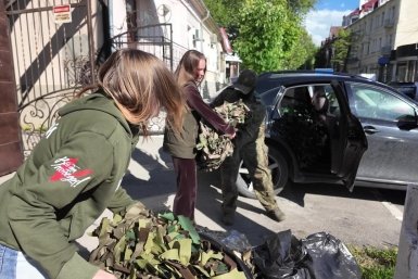 Студенты из Крыма передали маскировочные сети бойцам СВО