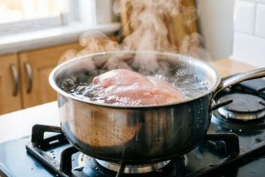 У соседки резиновая подошва, а у меня мягкое блаженство: как правильно варить куриную грудку