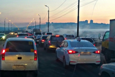 Одно движение в пробке в жару — и двигатель спасен от перегрева: лайфхак для автомобилистов