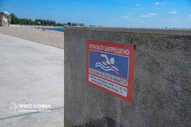 В Евпатории напомнили о запрете купания на набережной Терешковой