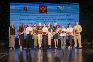 В Севастополе отключение света не помешало выпускному в медколледже