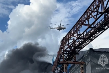Вертолетом Ми-8 продолжают тушить пожар на пр. Кулакова в Ставрополе Скриншот видео МЧС СК