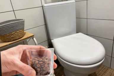 1 стаканчик у туалета - аромат свежий, как в альпийских лугах: пахнет целый месяц