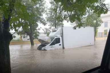 По пояс в воде: в Севастополе полицейские помогли водителю утонувшего грузовика