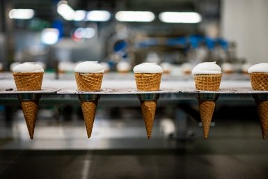Более 1,5 тонн сомнительного мороженого нашли на предприятии в Крыму