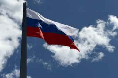 В центре Керчи заменили растрепавшийся российский флаг на новый
