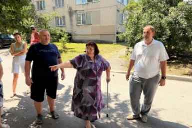 Осыпается и заливает: крымчане из Перово просят помощи с бесхозным домом