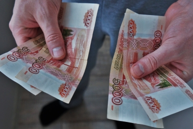 В Госдуме хотят сократить зарплатный разрыв между начальниками и рядовыми бюджетниками