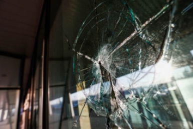 В Севастополе из-за дневной атаки ВСУ пострадали окна в многоэтажке