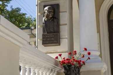 В Симферополе открыли памятную доску в честь экс-мэра Москвы Юрия Лужкова