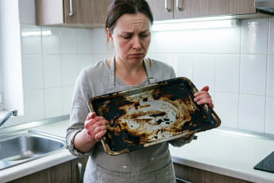 3 столовые ложки на противень – и нагар отвалится пластами: заблестит ярче солнца